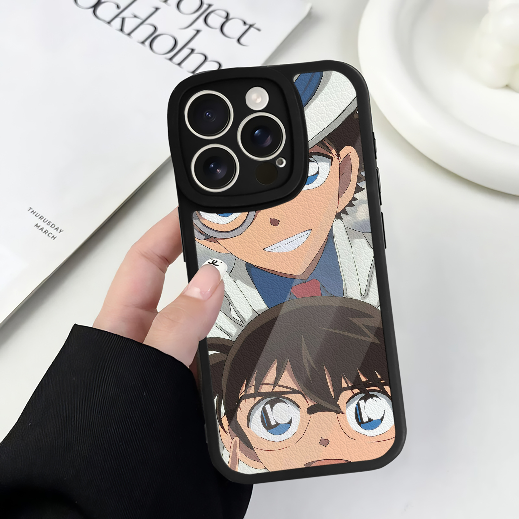 （画像用） 名探偵コナン Detective Conan 【iPhone 16シリーズ対応】シリコンスマホケース（レザー調） 材質：シリコン